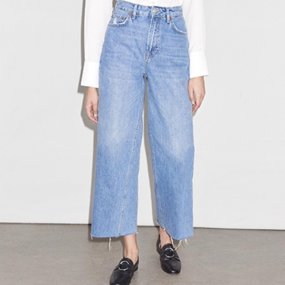 Topshop - High waisted, wide leg, distressed denim jeans. Light blue jeans. 90s